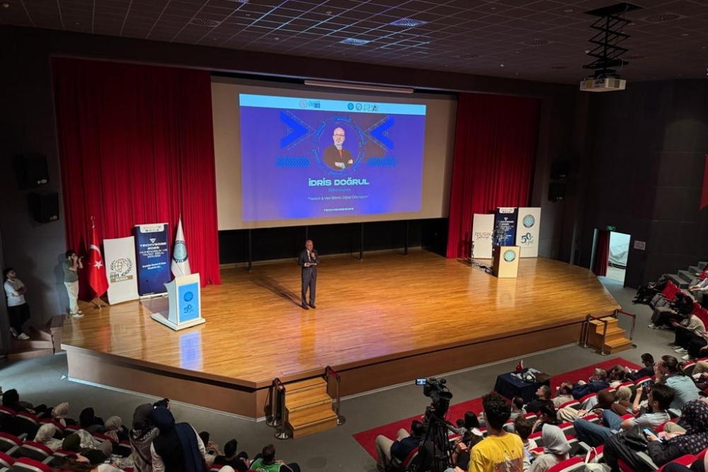 Başkanımız İdris Doğrul, Bursa Uludağ Üniversitesi’nde düzenlenen Techverse 2025 Mühendislik ve Yapay Zeka Zirvesi’nde konuşmacı olarak yer aldı.