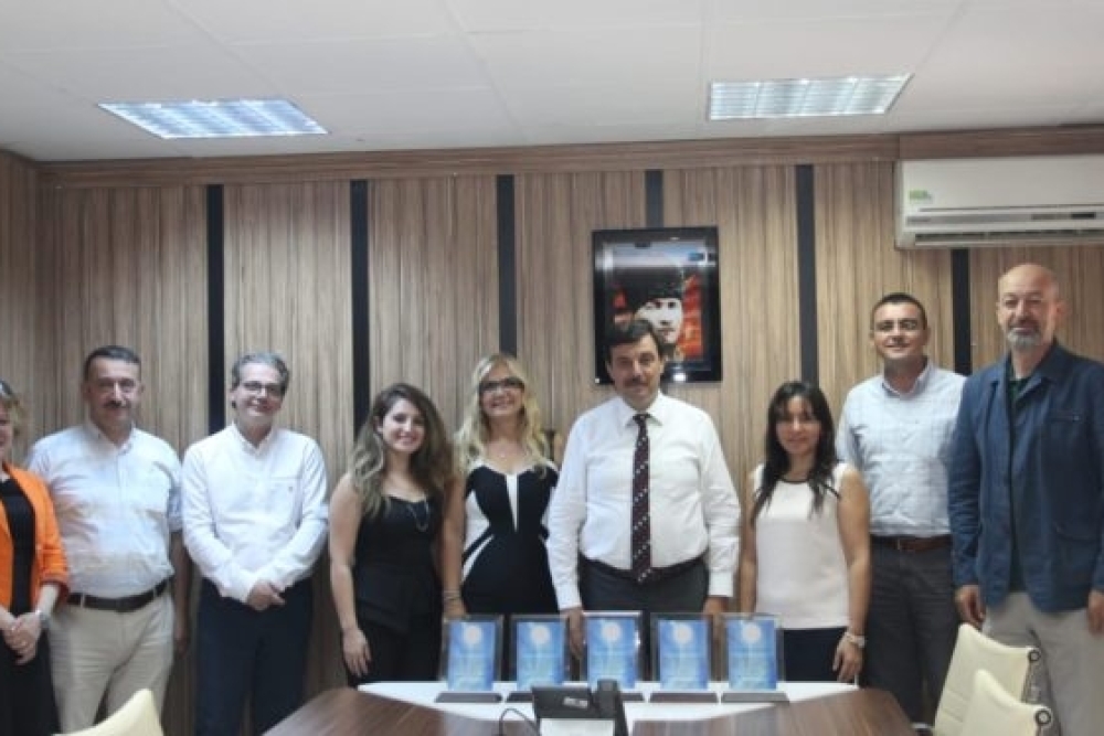 Eğiticilerin Eğitimi Seminer Programlarına Destek Veren Kurumların Temsilcilerine Teşekkür Plaketi Takdim Edildi. 